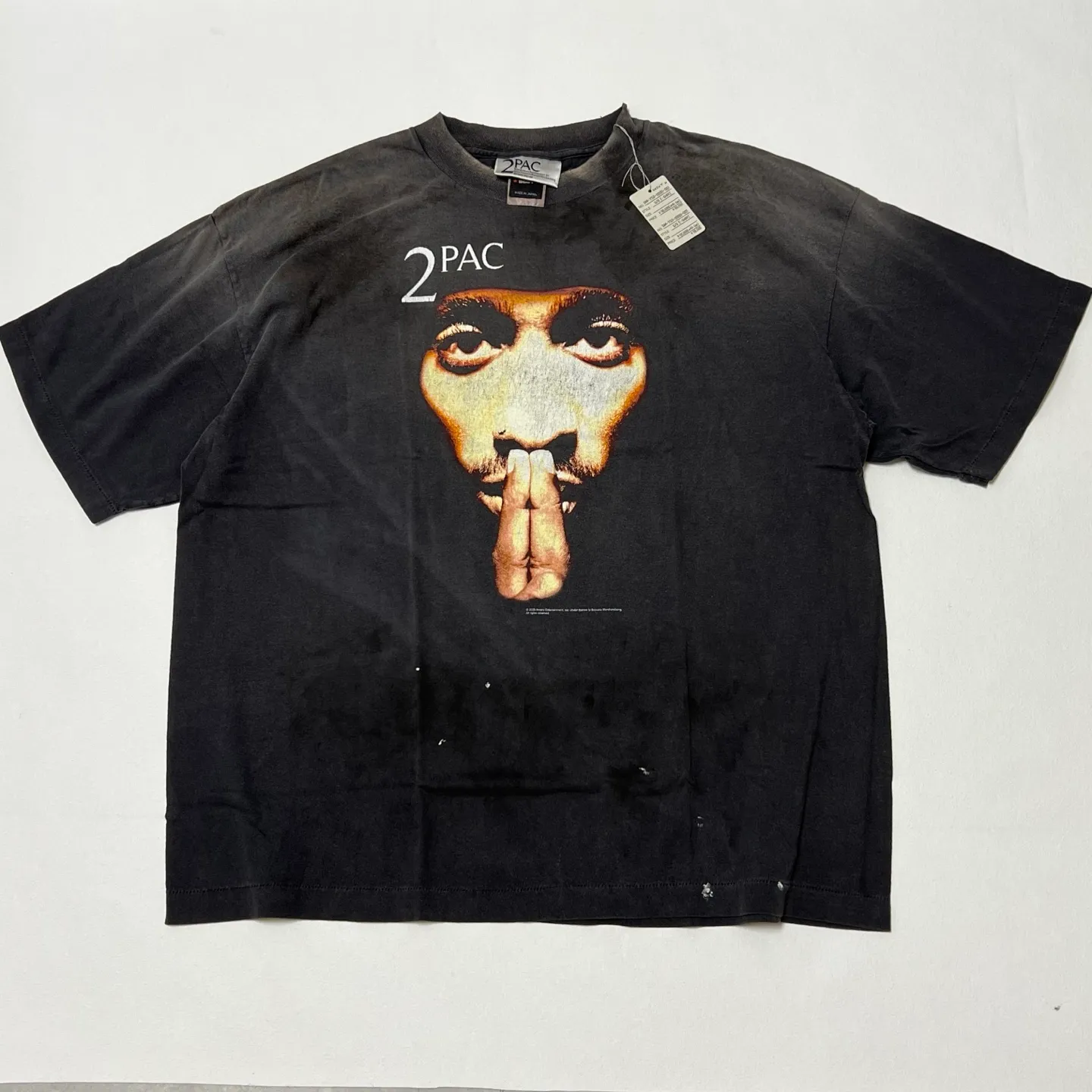 SAINT Mxxxxxx × 2PAC 2PC_SS TEE/2PAC/BLK 2PAC co-branded model 2PAC character TEE washed black S-XL A blockbuster co-branded project by the legendary hip-hop artist 2PAC The printing part refers to the iconic graphics on the cover of 2PAC's albums "R U Still Down" and "Shakur" The entire garment is rewashed and distressed/holes processed Printing cracked effect The ceiling of New Vintage 2PAC powder is a must-have